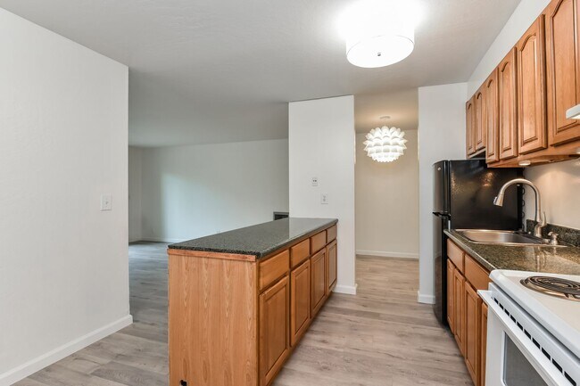 Building Photo - Light And Bright One Bedroom Condo In Oakl...