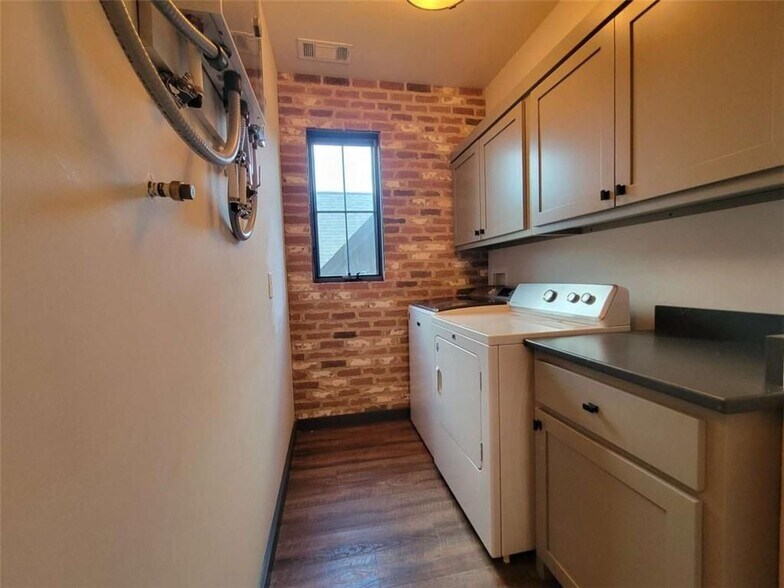 Building Photo - 550 E Main St