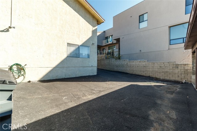 Building Photo - 2230 Montrose Ave