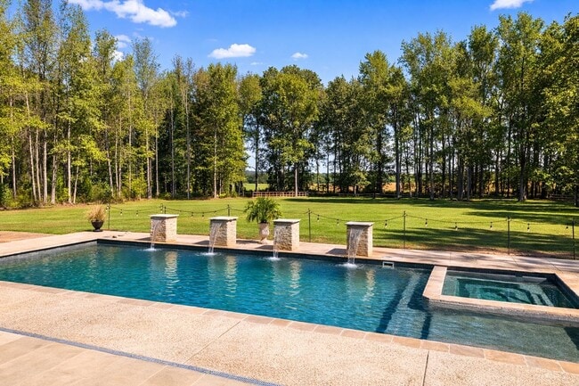 Building Photo - 565 Schaeffer Loop