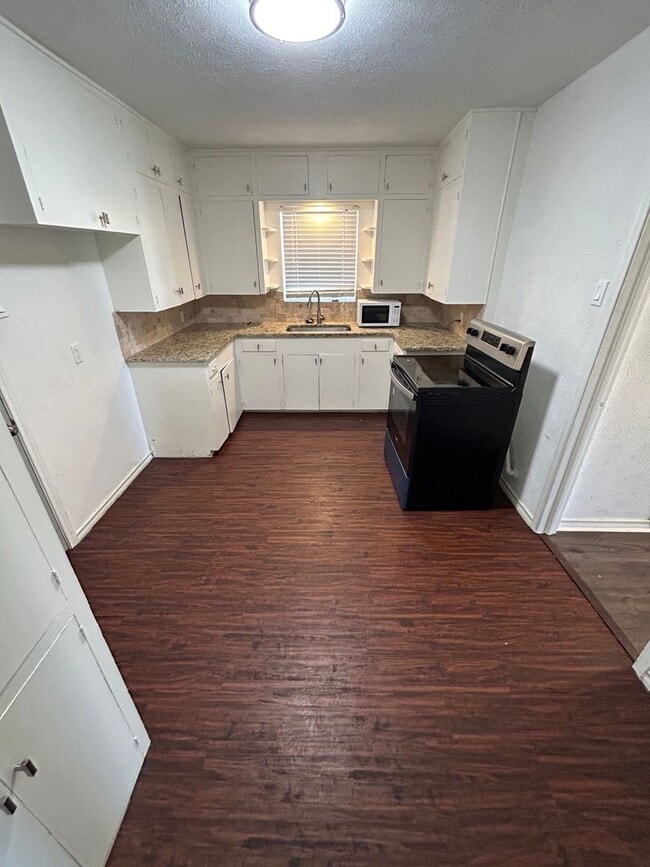 Building Photo - Fabulously maintained 1 bedroom with beautiful surrounding