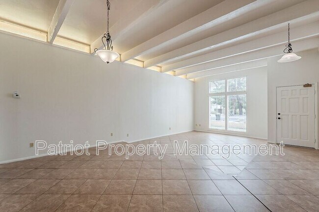 Building Photo - 5622 E Voltaire Ave