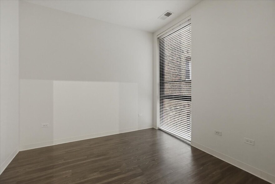 Building Photo - 830 N Milwaukee Ave