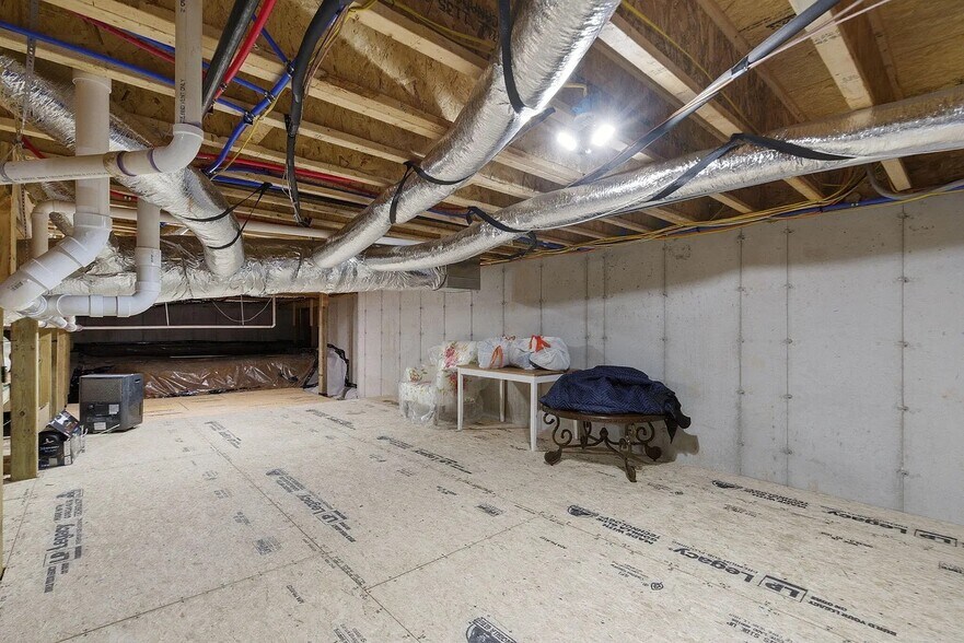 Building Photo - 703 S Hickory Dr