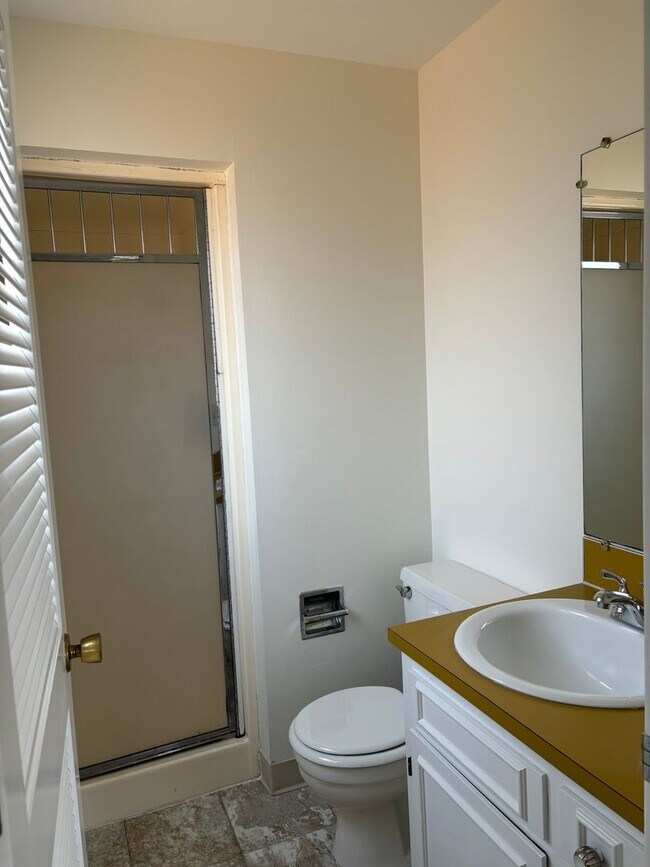 Building Photo - Three Bedroom House on a Cul-de-sac, Close...