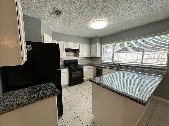 Building Photo - 3319 Green Fields Dr