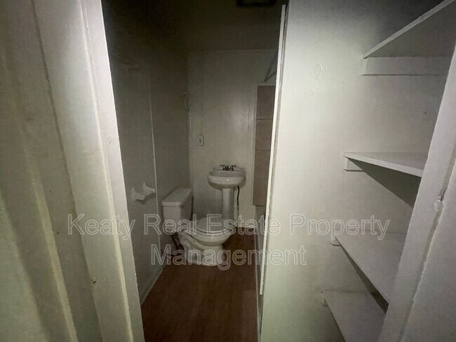 Building Photo - 111 Dora St