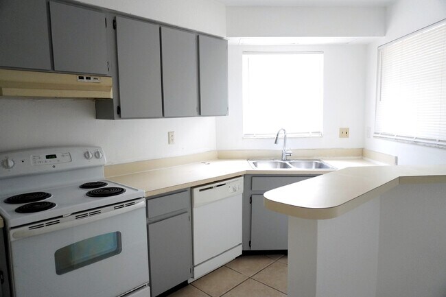 Building Photo - 3640 Meriden Ave