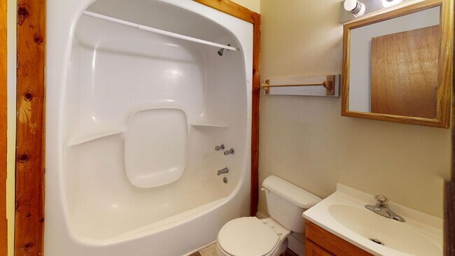 Building Photo - 1366 Indianola Ave