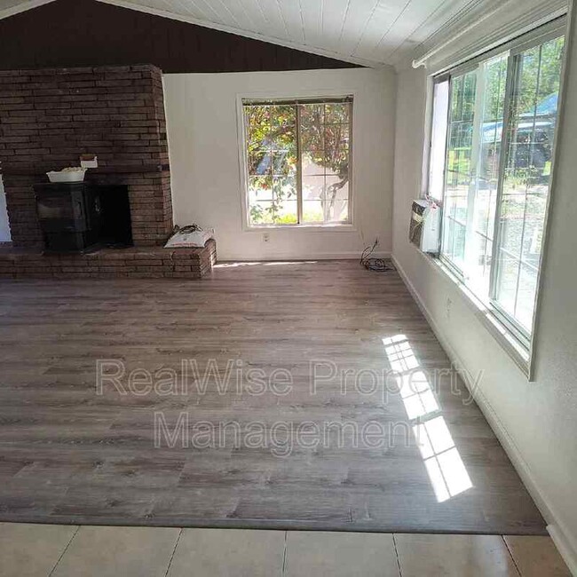 Building Photo - 853 River Bend Rd