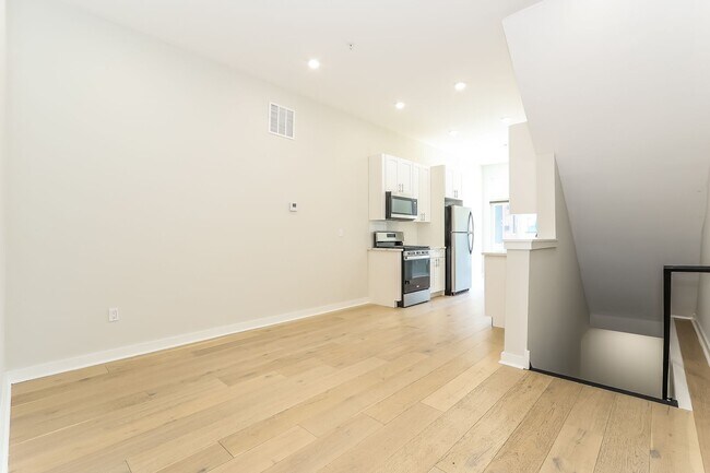 Building Photo - 2102 N Percy St