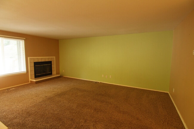 Building Photo - Beautiful Contemporary Townhome In SE Boise