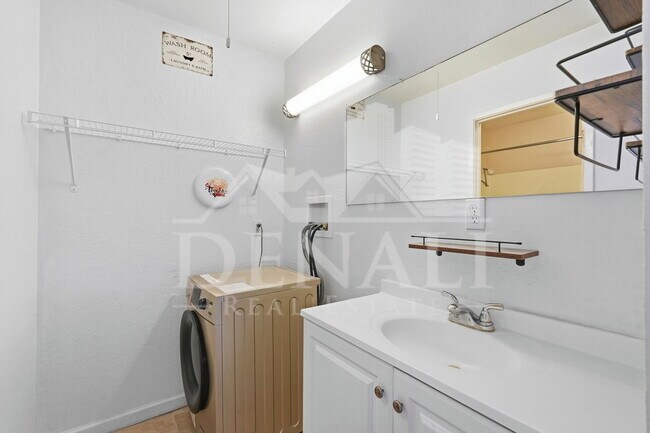 Building Photo - 808 S Langley Ave