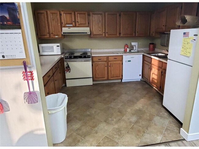 Building Photo - 215 Linden Ave W