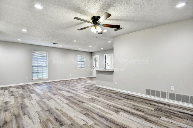 Building Photo - 925 Farmington Rd