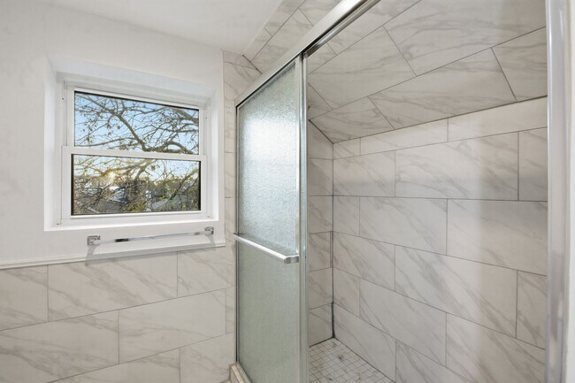 Building Photo - Beautiful Houston Home Featuring a Private Pool