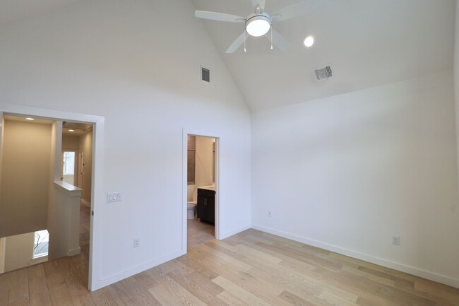Building Photo - Gorgeous 2 Story Townhome in the Heart of ...