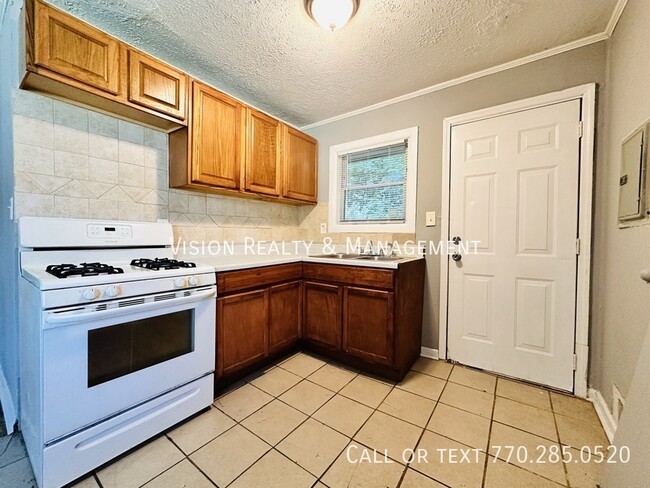 Building Photo - 2BD 1BA Duplex Unit East Point