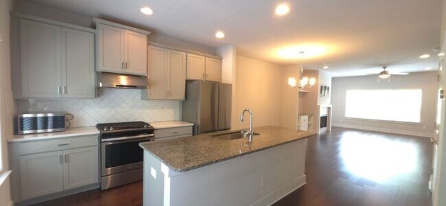 Building Photo - Beautiful Townhome in Doraville - Gated Community!