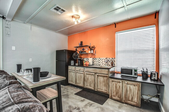 Building Photo - 2 Bd 2 Ba + Guest House with Fully Furnish...