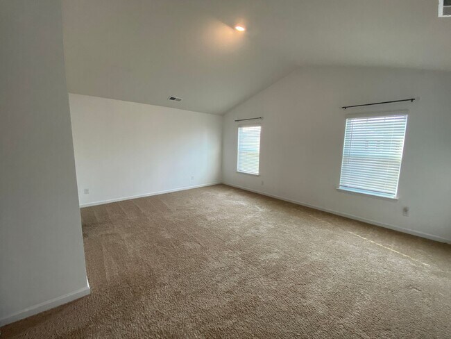 Building Photo - MOVE-IN READY!