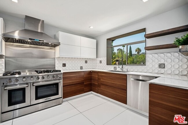 Building Photo - 22263 Buenaventura St
