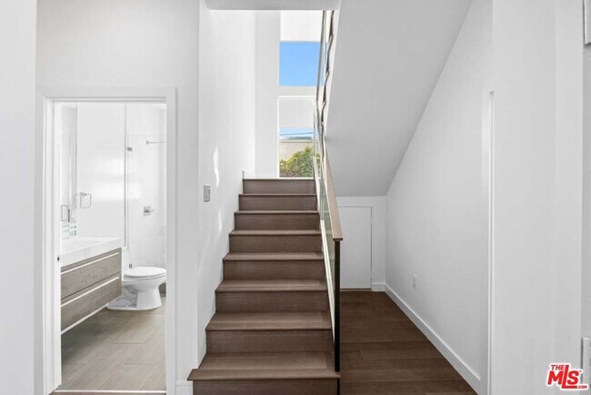 Building Photo - 10453 Holman Ave
