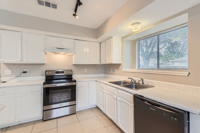 Building Photo - 1304 Seabrook Dr