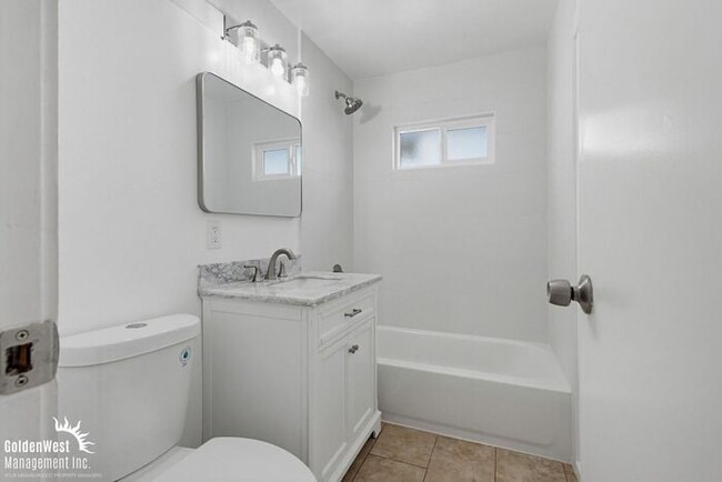 Building Photo - Newly Remodeled 5Bdm 2Ba Home with Huge Patio!