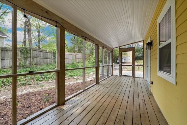 Building Photo - Beautiful 3Bed/2Bath home with Unique Features and Fenced Backyard!