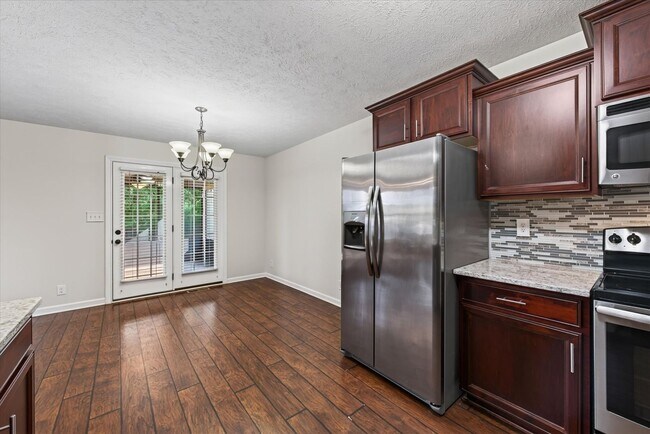 Building Photo - 566 Falkland Cir