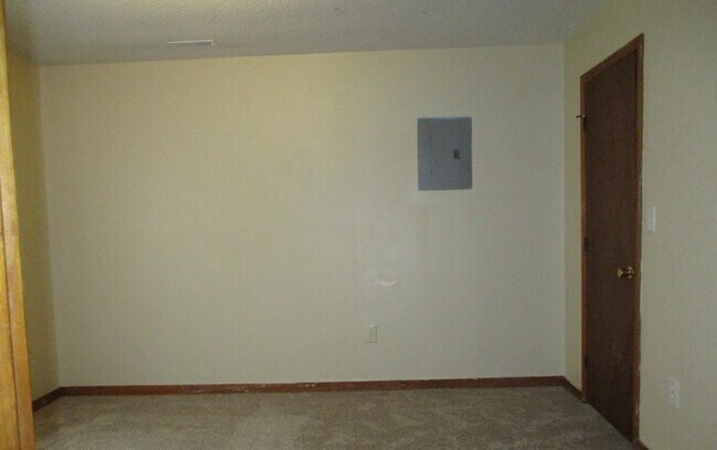 Building Photo - 138 Chestnut Dr SW