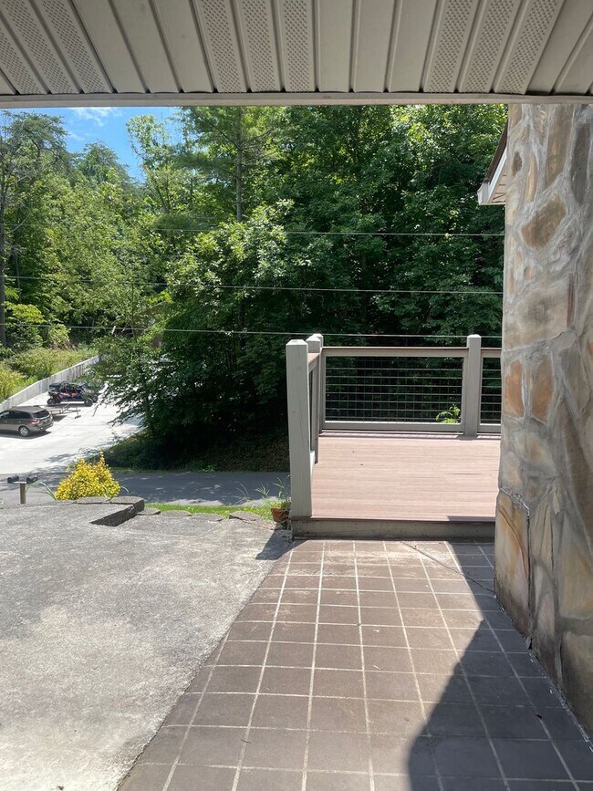 Building Photo - Walking Distance to the Parkway!