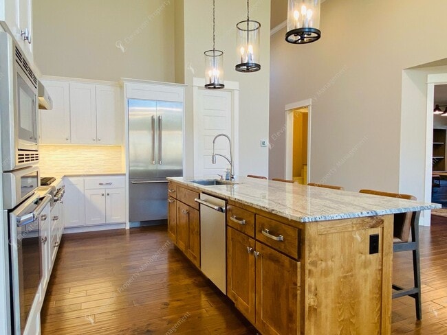 Building Photo - Luxury Single-Level 3BR - 3.5BA Living in Tetherow