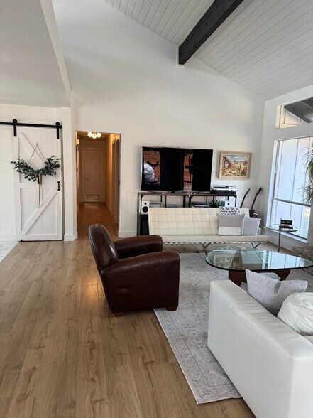 Living room and hallway - 3808 Oak Creek Dr