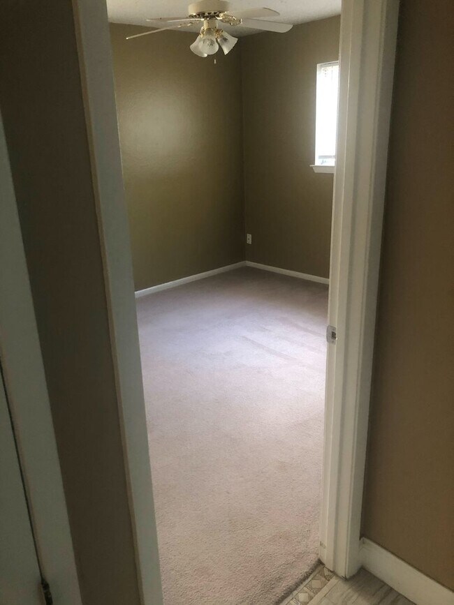 Building Photo - Nice Country living!