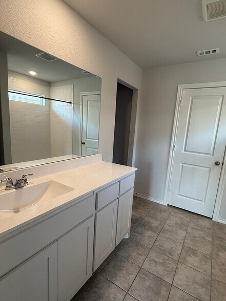 Building Photo - 112 Piping Rock Dr