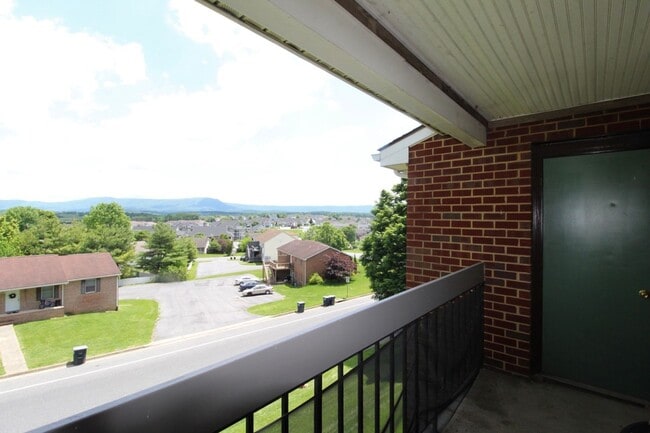 Building Photo - Fun and Stylish Living at Madison Manor! Top-Floor Condo with Vaulted Ceilings and Skylights