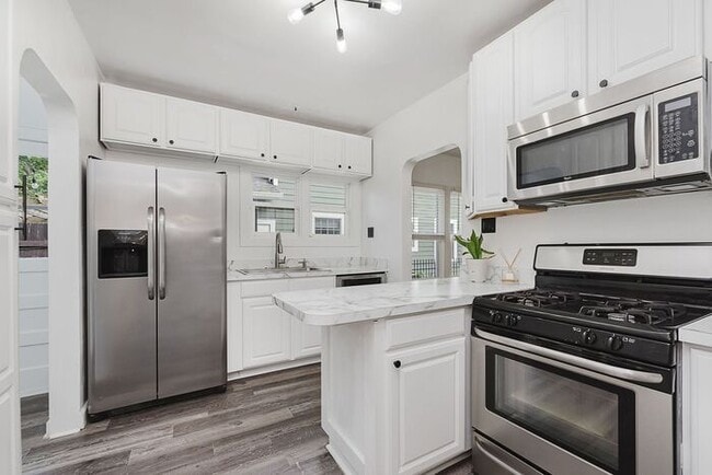 Building Photo - Charming, Fully Updated Broad Ripple Gem!