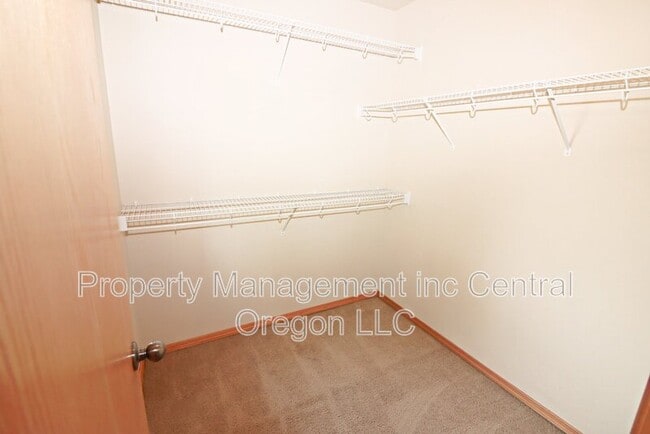 Building Photo - 3041 NE Canoe Ct