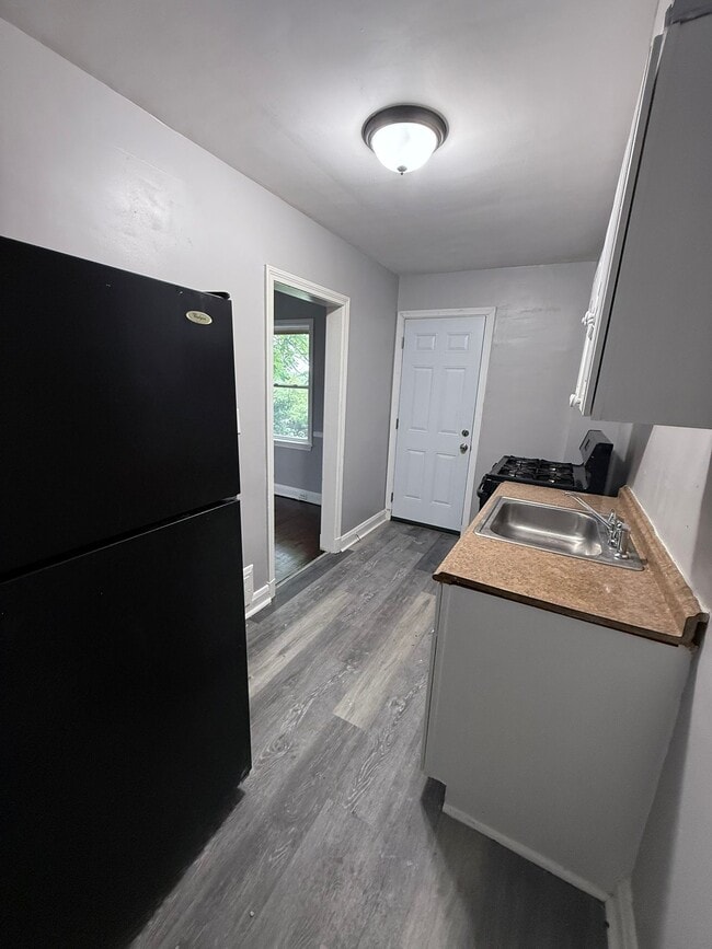 Building Photo - 2833 Sunset Dr