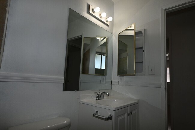 Building Photo - 2 Bedroom Apt- Downtown -  NO PETS