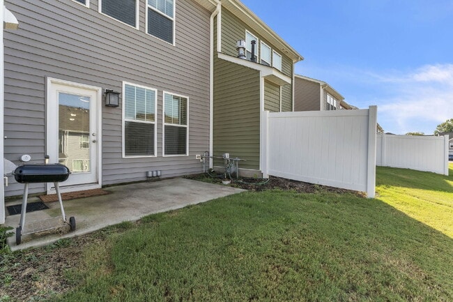 Building Photo - Beautiful 3 BR, 2.5 BA Townhome in highly ...