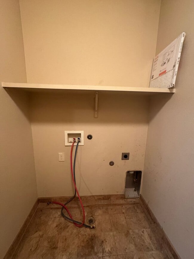 Building Photo - Nice townhome in Gated community