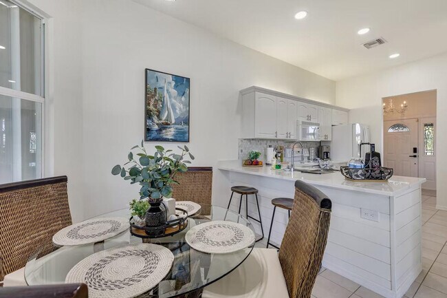 Building Photo - 533 SE 21st Ave