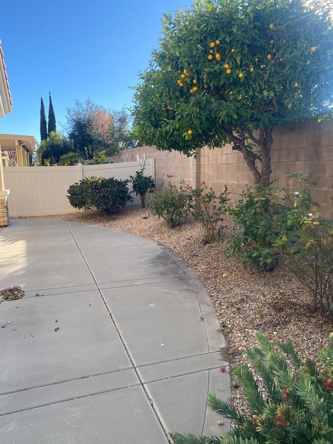 Building Photo - Sweet Senior Rental in Solera