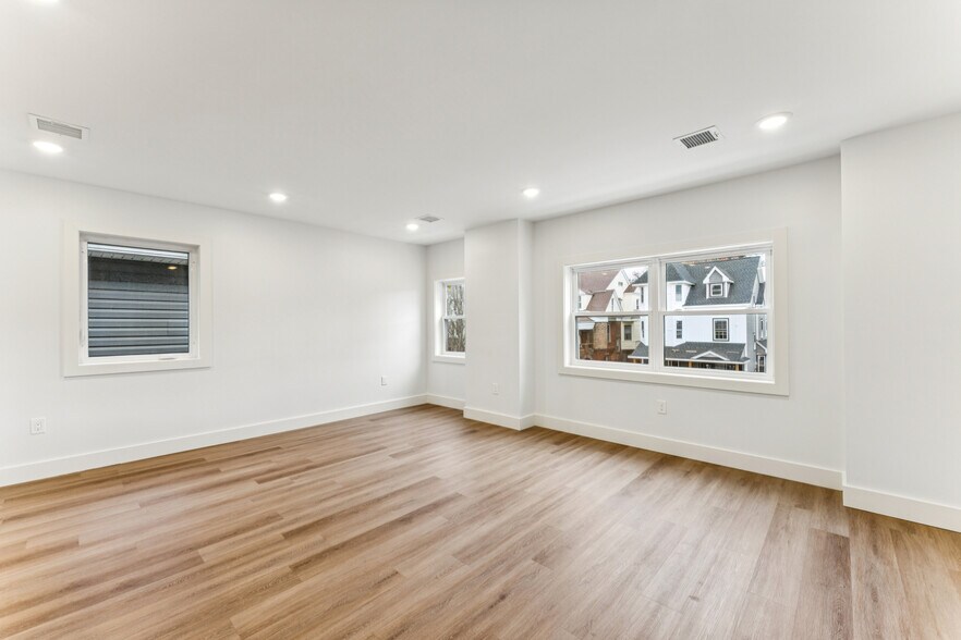 Building Photo - 84 Hollywood Ave