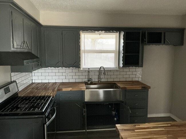 Building Photo - 3 bed 1 bath 1 car, fenced yard, one car garage! Moore Schools