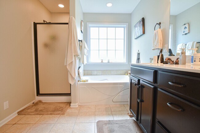 Building Photo - Pet Friendly Five Bedroom!