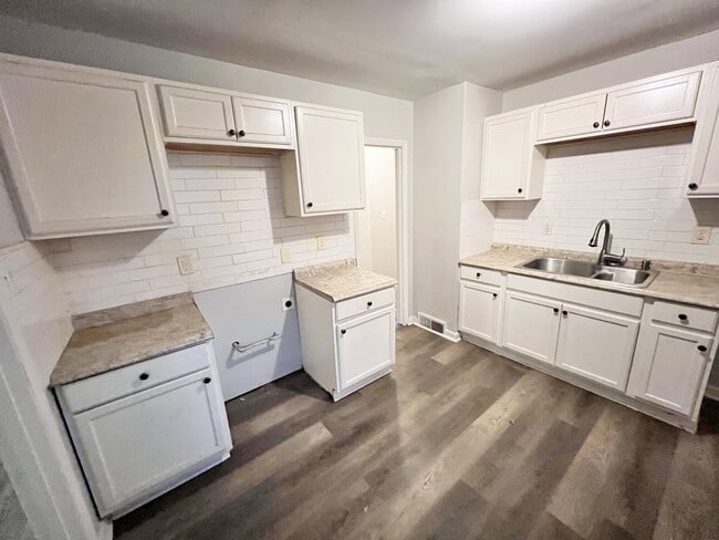 Building Photo - 1391 Haywood Ave